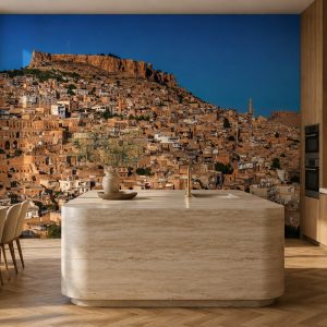 Panoramik Mardin taş mimarisi ve tarihi şehir dokusu illüstrasyonu; oval traverten ada tezgah ve ahşap detaylarla modern mutfak alanlarına sıcak bir doku ve estetik görünüm kazandırır.