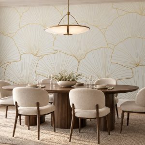 Açık krem fon üzerine altın rengi çizgisel yelpaze biçimli Ginkgo yaprakları motifli duvar kağıdı; oval ahşap yemek masası, krem döşemeli sandalyeler ve modern sarkıt aydınlatmayla yemek alanlarına şık, davetkar ve prestijli bir hava katar.