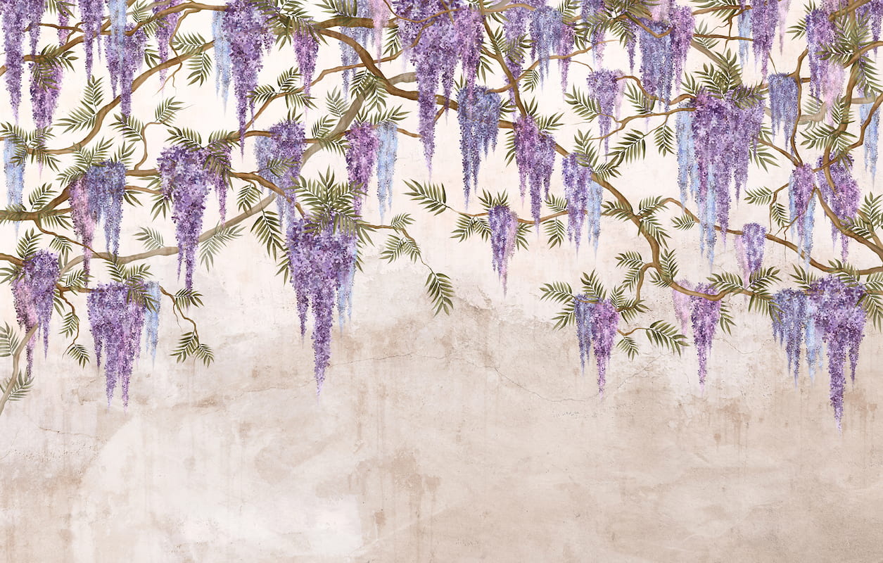 Mermer/beton dokulu açık bej zemin üstünden aşağı doğru sarkan mor, lila ve eflatun tonlarındaki morsalkım (wisteria) çiçekleri ile yeşil yaprakların grafik çizim detaylarını gösteren yüksek çözünürlüklü desenli duvar kağıdı görseli.