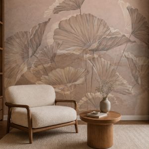 Soft bej fon üzerinde zarif çizgi detaylı nilüfer (lotus) yaprakları temalı duvar kağıdı; ahşap iskeletli krem berjer, masif ahşap yan sehpa ve vazo ile okuma köşelerine konforlu ve minimalist bir görünüm sağlar.