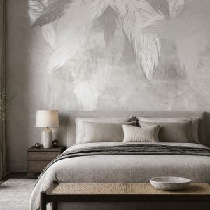 Beton efektli gri ve bej geçişli arka plan üzerine işlenmiş minimalist beyaz tüy çizgileri temalı duvar kağıdı; gri döşemeli yatak, ahşap ayak ucu bankı, ahşap komodin ve masa lambasıyla ebeveyn yatak odasında huzurlu ve lüks bir ortam yaratır.