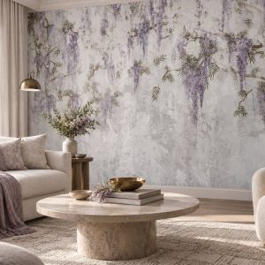 Eskitme beton ve gri sıva efektli zemin üzerine sarkan mor mor salkım (wisteria) ve sarmaşık yaprakları motifli duvar kağıdı; krem kanepe, traverten taş orta sehpa, mor şal ve pirinç lambaderle yaşam alanlarına zarif, romantik ve modern bir hava katar.