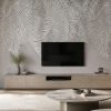 Nötr gri ve vizon fon üzerine dökülen 3D beyaz palmiye yaprakları illüstrasyonlu duvar kağıdı; duvara monte TV, ahşap konsol ve yuvarlak mermer orta sehpayla salona ferah, modern ve şık bir hava katar.