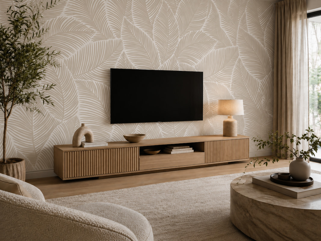 Soft krem ve bej geçişli büyük yaprak desenli duvar kağıdı; ahşap TV konsolu, televizyon, masa lambası ve nötr tonlardaki halıyla salona modern ve davetkar bir şıklık katar.