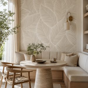 Bej ve krem tonlarında büyük boy yaprak çizimli duvar kağıdı; yuvarlak traverten yemek masası, kavisli döşemeli bank ve ahşap sandalyelerle yemek alanlarında minimalist ve sıcak bir hava yaratır.