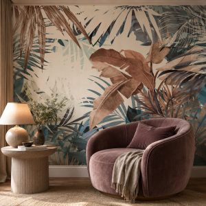 Krem zemin üzerine tarçın, kiremit, lacivert ve açık mavi tonlarında tropikal muz ve palmiye yaprakları illüstrasyonlu duvar kağıdı; gül kurusu döner berjer, silindir yan sehpa ve masa lambasıyla yaşam alanlarına sıcak ve sanatsal bir hava katar.