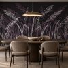 Koyu mürdüm ve siyah fon üzerine işlenmiş ışıltılı beyaz ve gümüş tonlarında başak/pampas otu motifli duvar kağıdı; ahşap yemek masası, krem döşemeli sandalyeler ve modern sarkıt aydınlatmayla yemek alanlarına dramatik, lüks ve elit bir atmosfer katar.