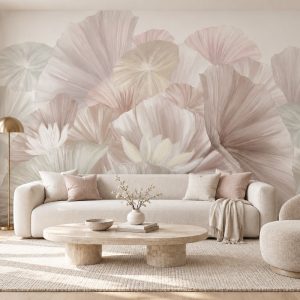 Soft krem ve pudra fon üzerinde yükselen dev yelpaze formunda nilüfer ve lotus yaprakları illüstrasyonlu duvar kağıdı; krem kavisli modern koltuk, pudra kırlentler, dairesel mermer/taş orta sehpa ve pirinç lambaderle yaşam alanlarında ferah, şık ve davetkar bir ortam sunar.