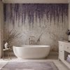 Eskitme dokulu nötr zemin üzerine sarkan mor wisteria çiçekleri duvar kağıdı; standalone oval beyaz küvet, krem banyo dolabı ve mor halıyla banyo alanlarına lüks bir spa dinginliği katar.
