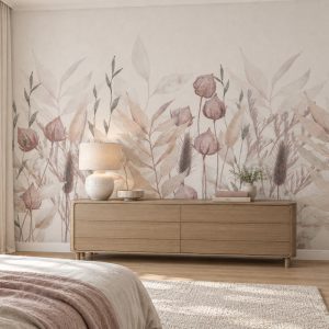 Soft bej-krem fon üzerinde yükselen pastel pudra, gül kurusu ve vizon tonlarında sulu boya kır çiçekleri ve kurutulmuş ot illüstrasyonlu duvar kağıdı; geniş ahşap konsol şifonyer, seramik abajur ve natürel yatak tekstiliyle ebeveyn yatak odasında masalsı, konforlu ve dinlendirici bir atmosfer kurgular.