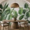 Soft krem arka plan üzerine yerleştirilmiş canlı yeşil tropikal yaprak motifli duvar kağıdı; masif ahşap oval yemek masası, modern sandalyeler ve örme rattan sarkıt avizeyle yemek alanlarına davetkar bir şıklık katar.