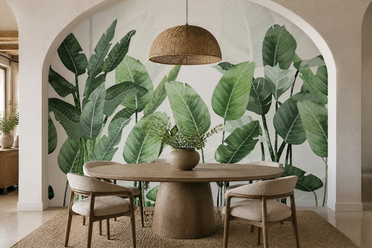 Soft krem arka plan üzerine yerleştirilmiş canlı yeşil tropikal yaprak motifli duvar kağıdı; masif ahşap oval yemek masası, modern sandalyeler ve örme rattan sarkıt avizeyle yemek alanlarına davetkar bir şıklık katar.