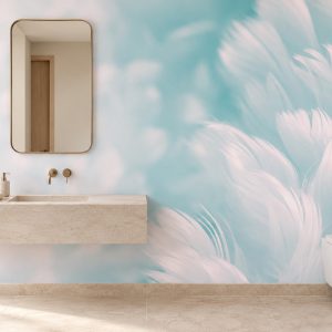 Soft turkuaz ve sisli beyaz tonlarında sulu boya tüy motifli duvar kağıdı; duvara monte taş banyo tezgahı, ankastre pirinç lavabo bataryası ve kavisli dikdörgen ayna ile banyo ve lavabo alanlarında otel lüksünde, arındırıcı ve şık bir ortam kurgular.