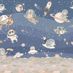 Mavi yıldızlı gökyüzü ve ay yüzeyi fonunda uzayda süzülen astronot kıyafetli sevimli panda, tavşan, ayı, kedi, roketler, halkalı gezegenler ve Ufo çizimlerini içeren yüksek çözünürlüklü çocuk duvar kağıdı tasarımı.