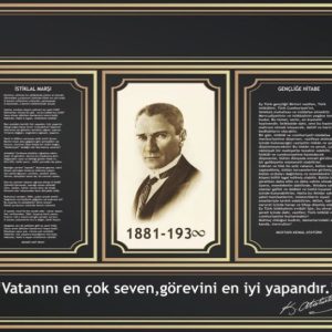 Siyah zemin üzerine altın rengi klasik çerçeve hatları, ortada krem tonlamalı Mustafa Kemal Atatürk portresi (1881-193∞), sol tarafta İstiklal Marşı, sağ tarafta Gençliğe Hitabe ve altta "Vatanını en çok seven, görevini en iyi yapandır" yazılı yüksek çözünürlüklü Atatürk köşesi duvar kağıdı tasarımı.