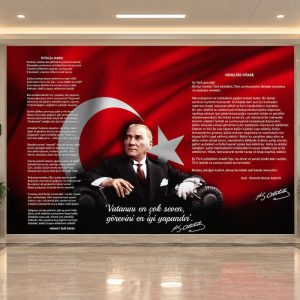 İdari bina ve okul fuayesinde Müdür ve Toplantı Salonu kapıları arasında yer alan, kırmızı Türk bayrağı ve ay-yıldız fonlu Atatürk portresi, İstiklal Marşı ve Gençliğe Hitabe metinli Atatürk köşesi duvar kağıdı tasarımı.