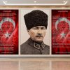 Krem panel zemin üzerinde ortada kalpaklı Mustafa Kemal Atatürk portresi, sol tarafta Türk bayraklı İstiklal Marşı, sağ tarafta Türk bayraklı Gençliğe Hitabe panoları içeren; yansıyan mermer zeminli fuaye duvar kağıdı uygulaması.