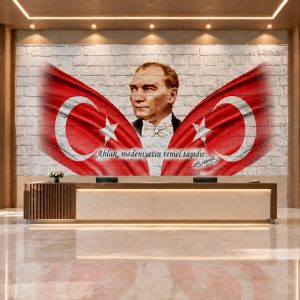 Kurumsal resepsiyon alanında yivli modern danışma bankosu arkasında uygulanan, beyaz tuğla fonlu Atatürk portresi, Türk bayrağı motifleri ve Atatürk vecizesi içeren duvar kağıdı tasarımı.