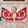 Açık renk tuğla desenli fonda Atatürk portresi, iki kanat şeklinde açılan kırmızı Türk bayrakları ve Atatürk vecizesi içeren; yansıyan zemin kaplamalı ve asma tavanlı bina fuayesi duvar kağıdı kaplaması.