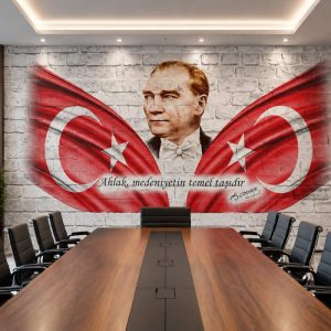 Beyaz tuğla duvar dokulu zemin üzerine işlenmiş Mustafa Kemal Atatürk portresi, iki yanında kıvrımlı Türk bayrakları ve 