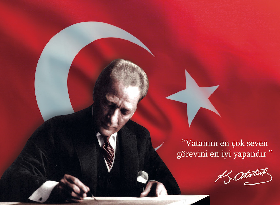 Dalgalanan canlı kırmızı Türk bayrağı ve ay-yıldız fonunda masasında imza atan/yazı yazan Mustafa Kemal Atatürk portresi, sağ tarafta "Vatanını en çok seven, görevini en iyi yapandır" sözü ve K. Atatürk imzalı yüksek çözünürlüklü duvar kağıdı tasarımı.