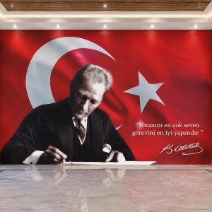 Dalgalanan kırmızı Türk bayrağı ve ay-yıldız fonunda masasında yazı yazan Mustafa Kemal Atatürk portresi ve